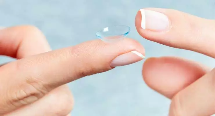 How to Put in Contact Lenses Easily