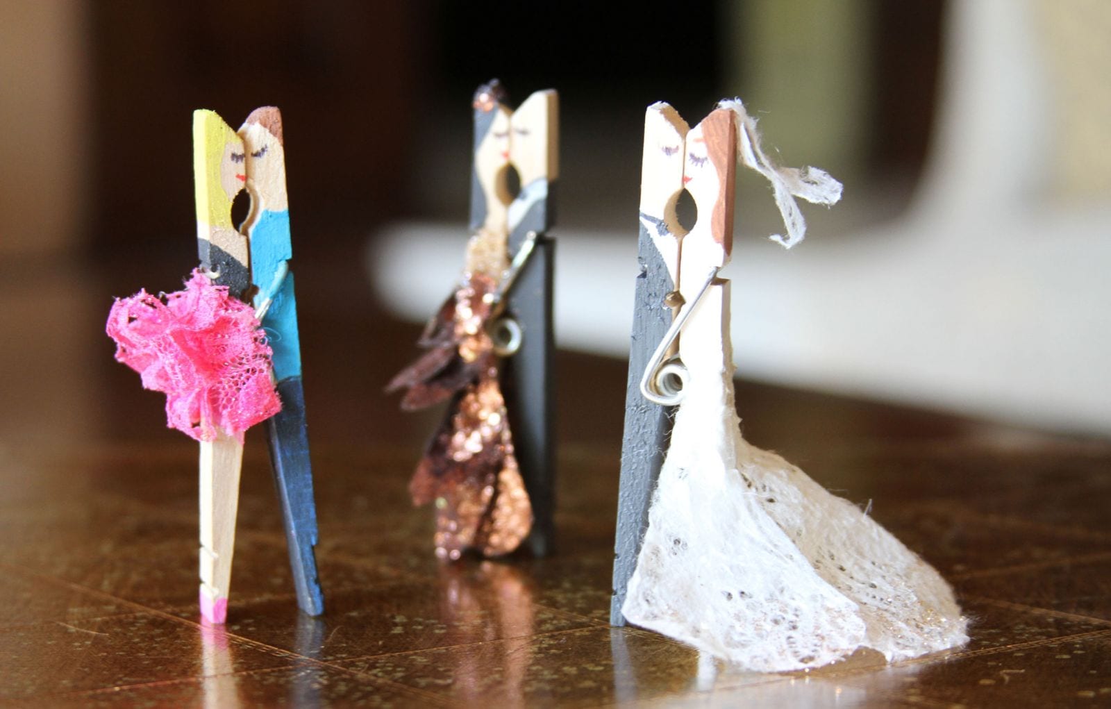 How to Make Kissing Clothespin Couples
