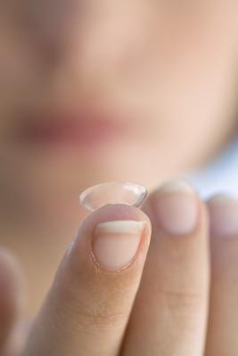 How to Wear Contact Lenses Correctly