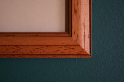 How to Decorate a Wall With Picture Frames
