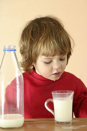 How to Get a Baby to Drink Milk After Weaning From the Bottle