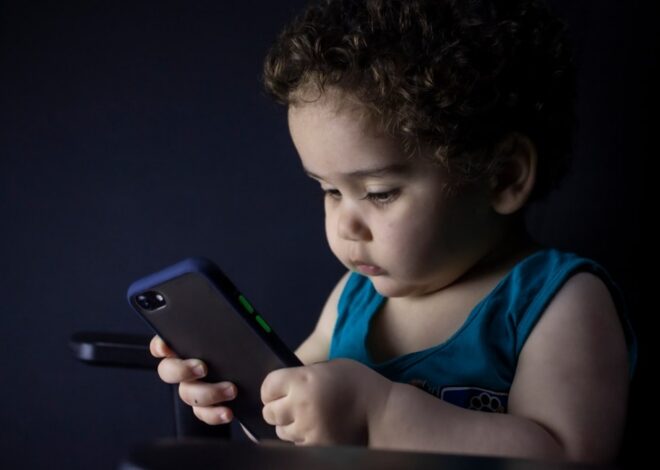 How to Set Healthy Screen Time Limits for Your Kids