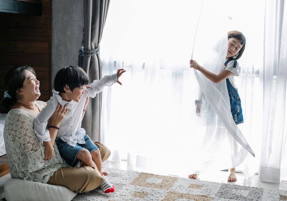 Family enjoying a clutter-free living room - 27 declutter hack Family enjoying a clutter-free living room - 27 declutter hack