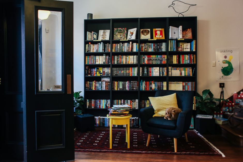 Peaceful, organized bookshelf - 27 declutter hack Peaceful, organized bookshelf - 27 declutter hack